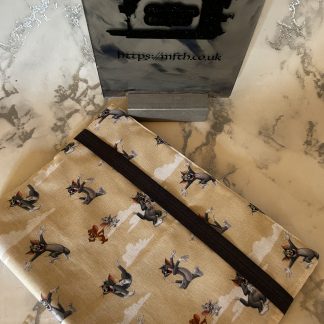 Book cover in fabric with an elasticated edge on the side. The print is beige featuring everyones favourite Tom and Jerry